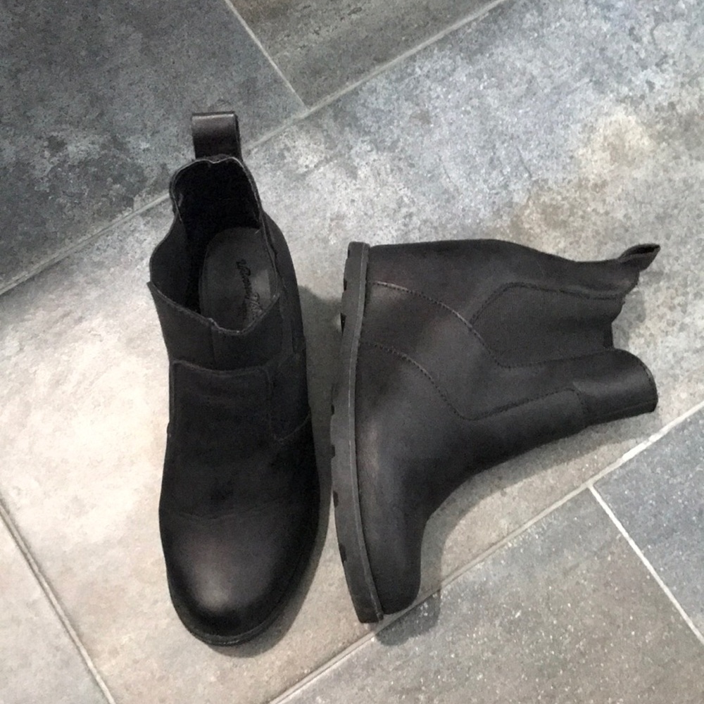 Black wedge boots